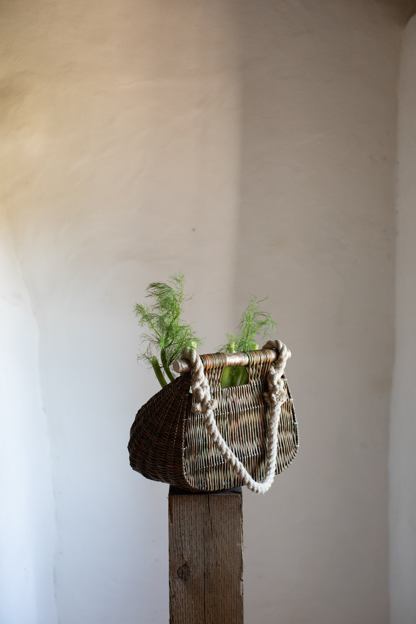 Guernsey-Willow-Baskets_ponier-a-cou-back-view.jpg