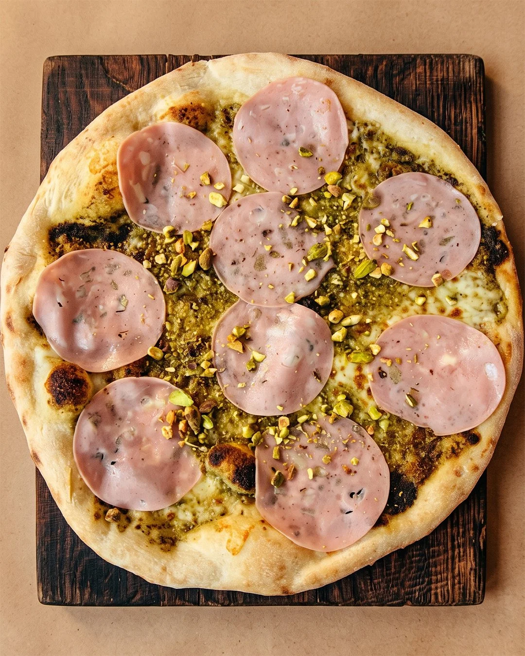 Pizza Salerno à la crème de pistache, mortadella et éclats de pistaches