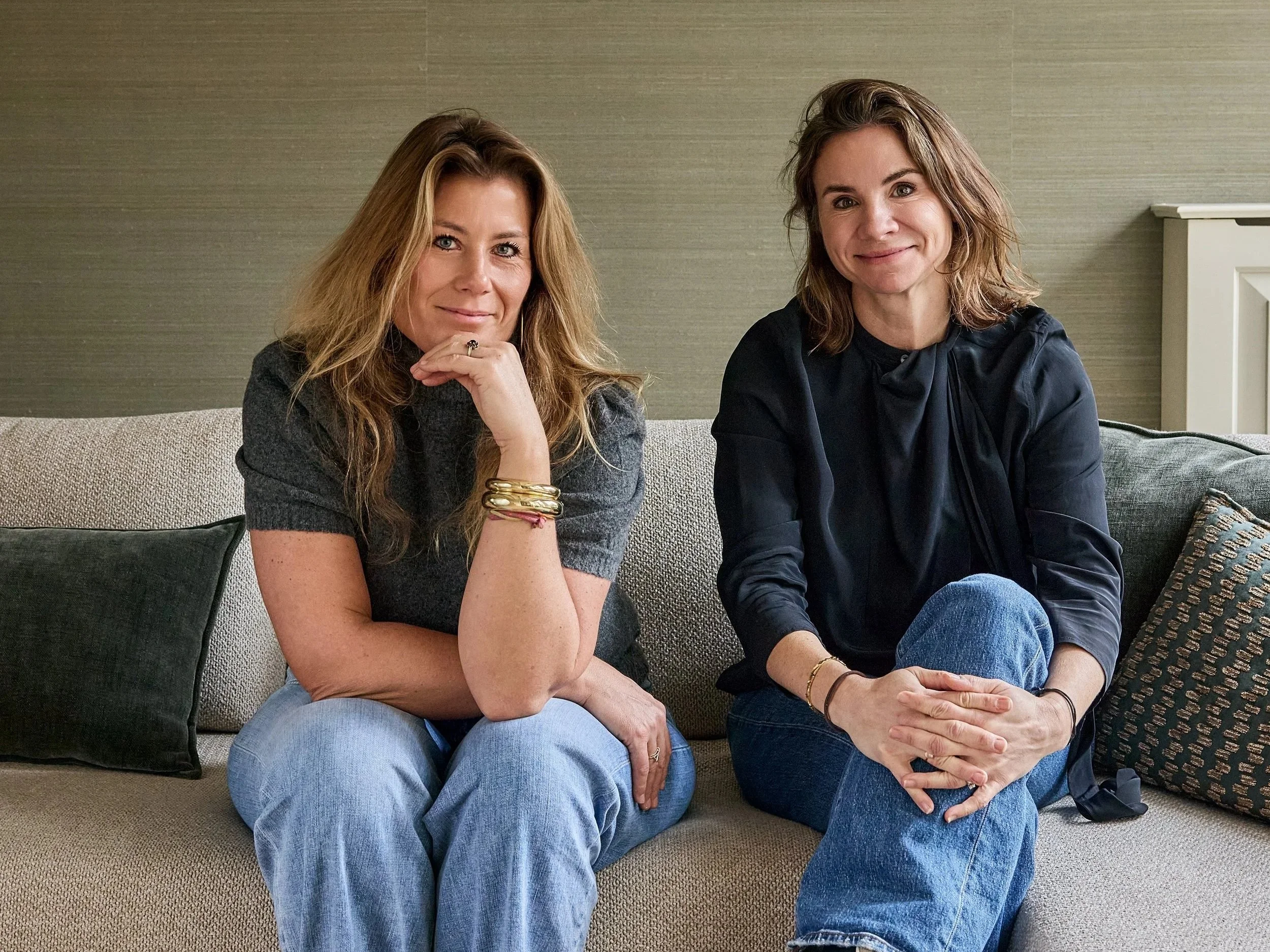 het duo van Studio Stiel,  twee vrouwen, twee perspectieven, één visie. We houden van een prettige sfeer en een vleugje humor.
