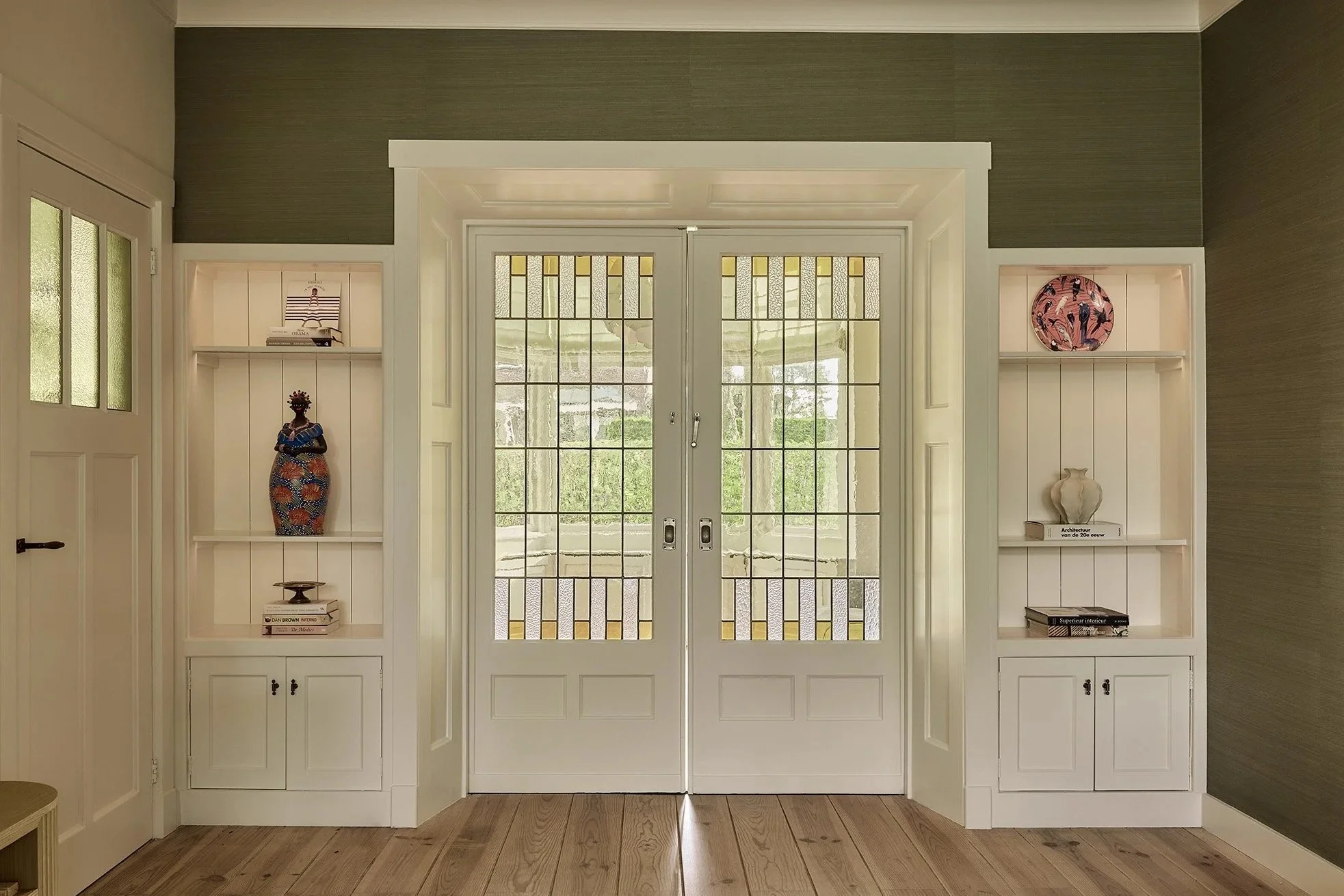 Jaren '30 en suite met open kast, als maatwerk project van Studio Stiel. Rondom de en-suite sfeervol sisal behang in een blauw/groene kleur. Om de en-suite er extra uit te laten springen.