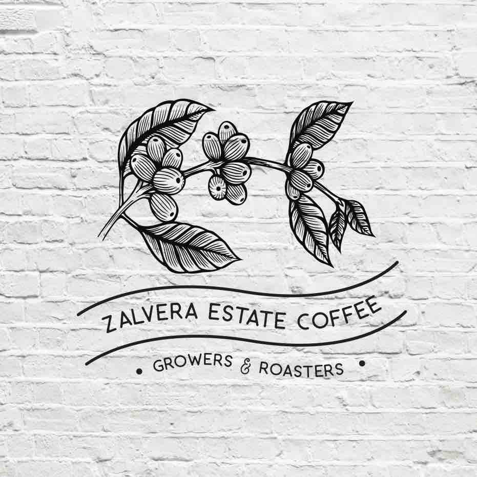 Schriftzug 'Zalvera Estate Coffee' mit Kaffeebohnen und Blättern auf einer weißen Ziegelfront.