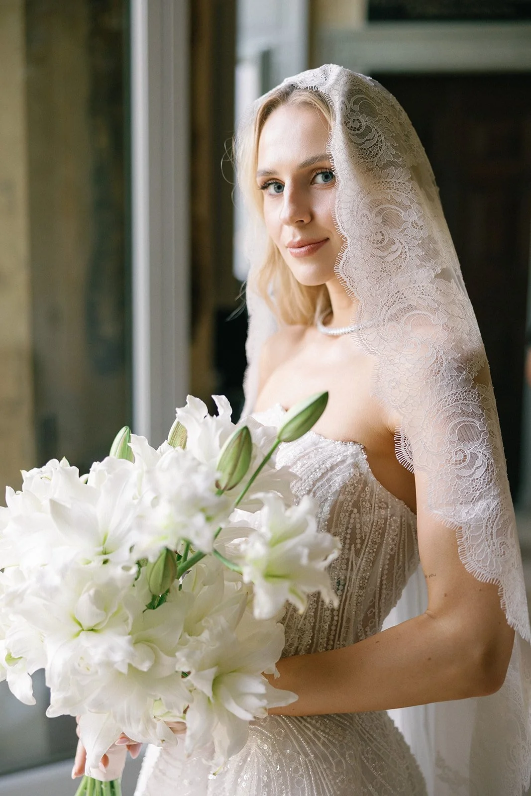 bride portrait holding the bridal bouquet in villa balbiano
