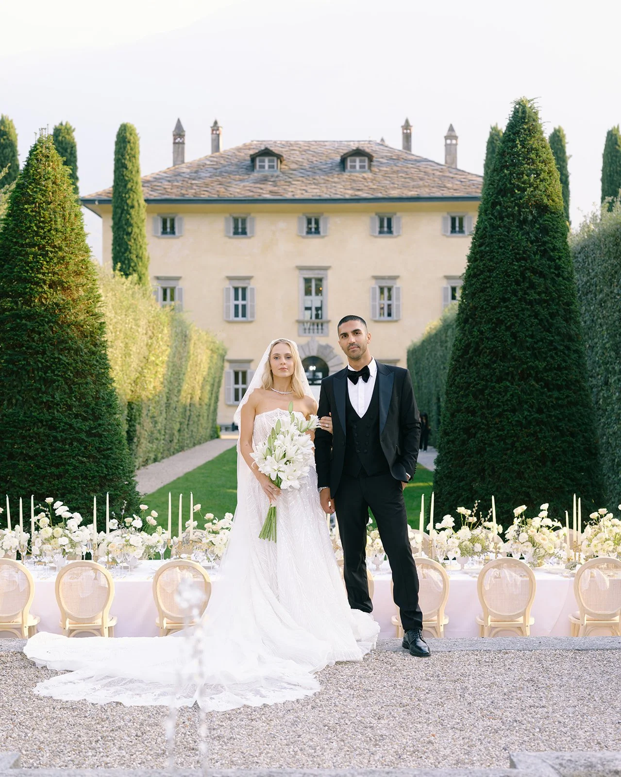couple in front of the table arrangements in villa balbiano