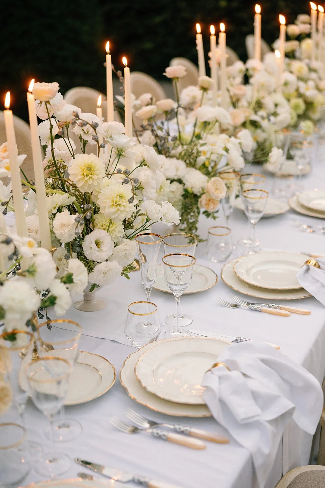 White floral wedding tablescape with gold-rimmed glassware and elegant place settings at Villa Balbiano.