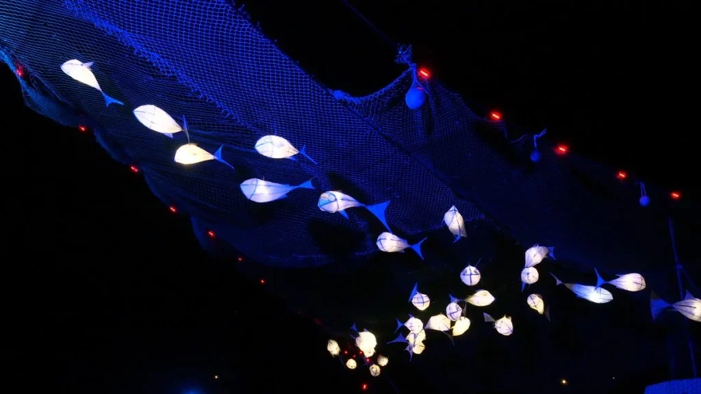 greenpeace-glastonbury-festival-2015-fish-lanterns-trawler-net-oculux-lighting-1024x576.jpg.webp
