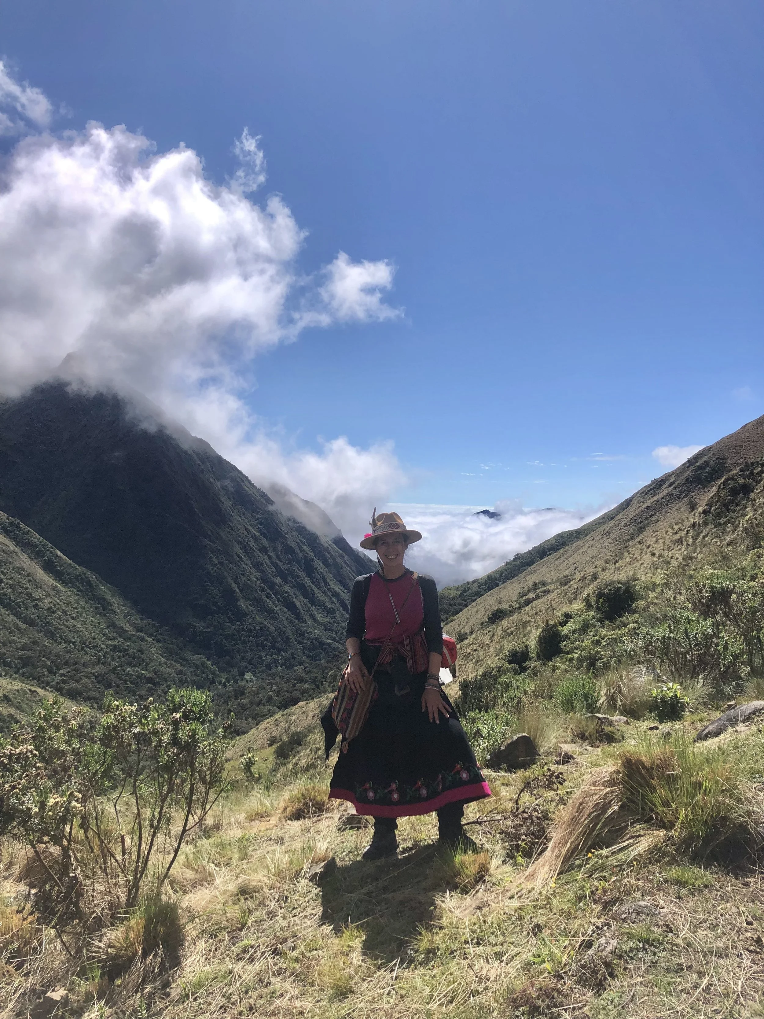 Carmen Sánchez junto al Apu Antipukara, en Nación Q'ero, Perú.