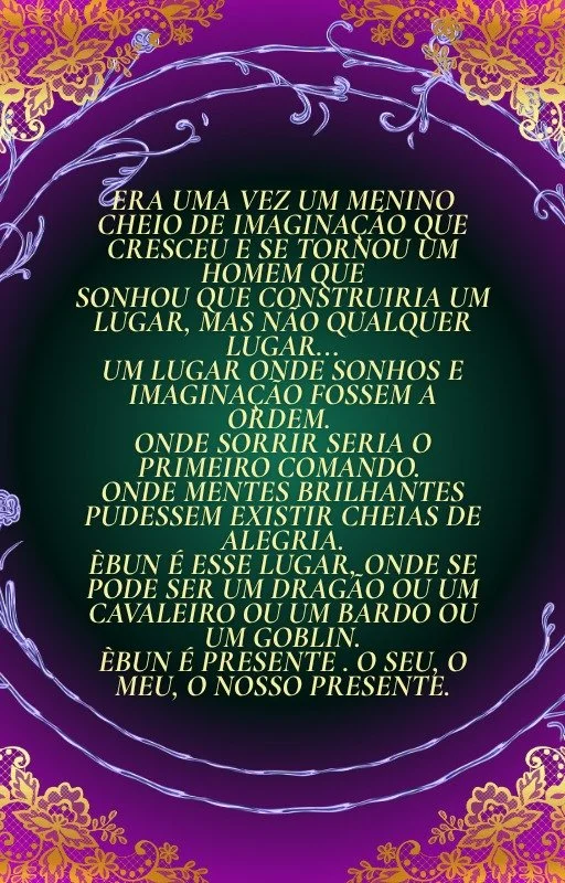 Texto em verde claro sobre fundo roxo, rodeado por detalhes dourados e lilases. O texto fala sobre a imaginação e a infância, com referências a sonhos, coragem e fantasia.