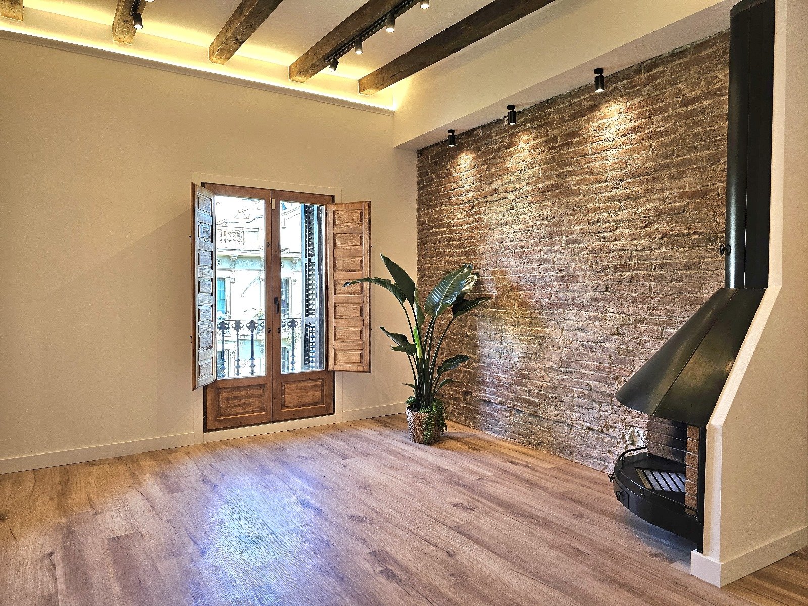 Reforma integral de salón en Barcelona con renovación de suelos, iluminación LED, revestimiento de pared y acabados modernos realizada por Reformas Barna Decor.