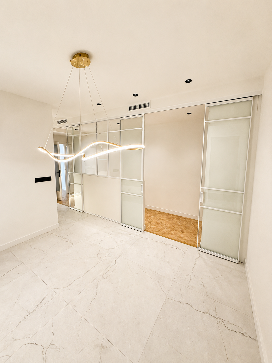 Renovación completa de espacios interiores con nuevos acabados, iluminación y carpintería realizada por Reformas Barna Decor.