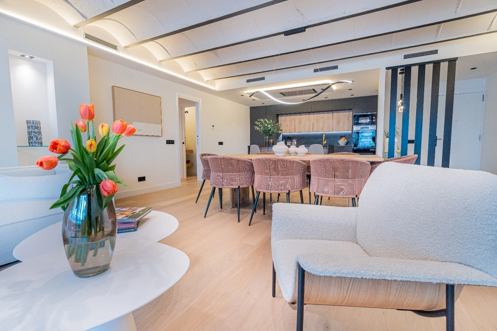 Reforma integral de cocina y salón en Barcelona con nuevos revestimientos, mobiliario, iluminación y acabados personalizados realizada por Reformas Barna Decor.
