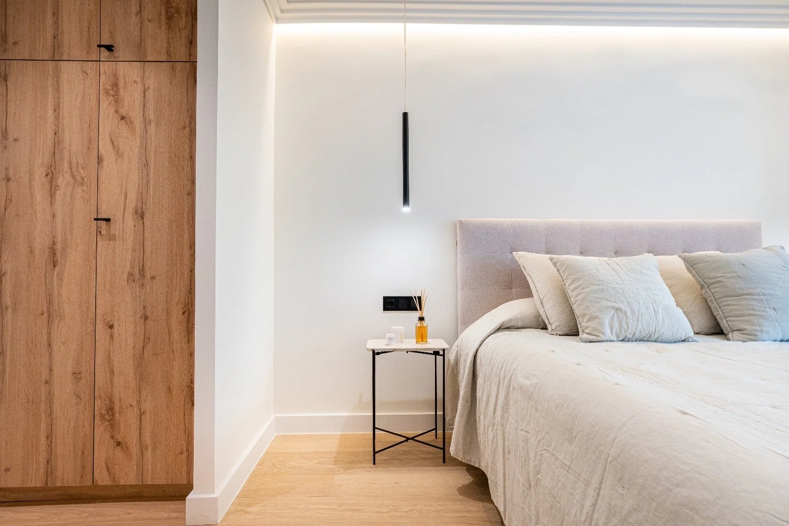 Reforma de dormitorio con carpintería a medida, iluminación integrada y acabados de alta calidad realizada por Reformas Barna Decor en Barcelona.