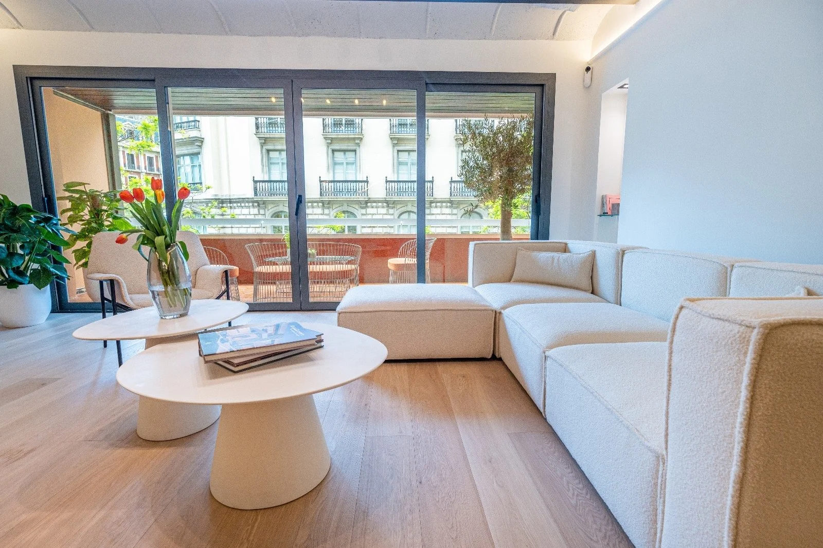 Reforma integral de salón y terraza en Barcelona con renovación de suelos, iluminación, pintura y acabados modernos realizada por Reformas Barna Decor