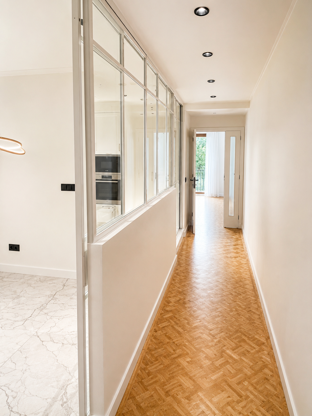 Reforma integral de pasillo con nuevos revestimientos, carpintería, pintura e iluminación para mejorar la funcionalidad de la vivienda.