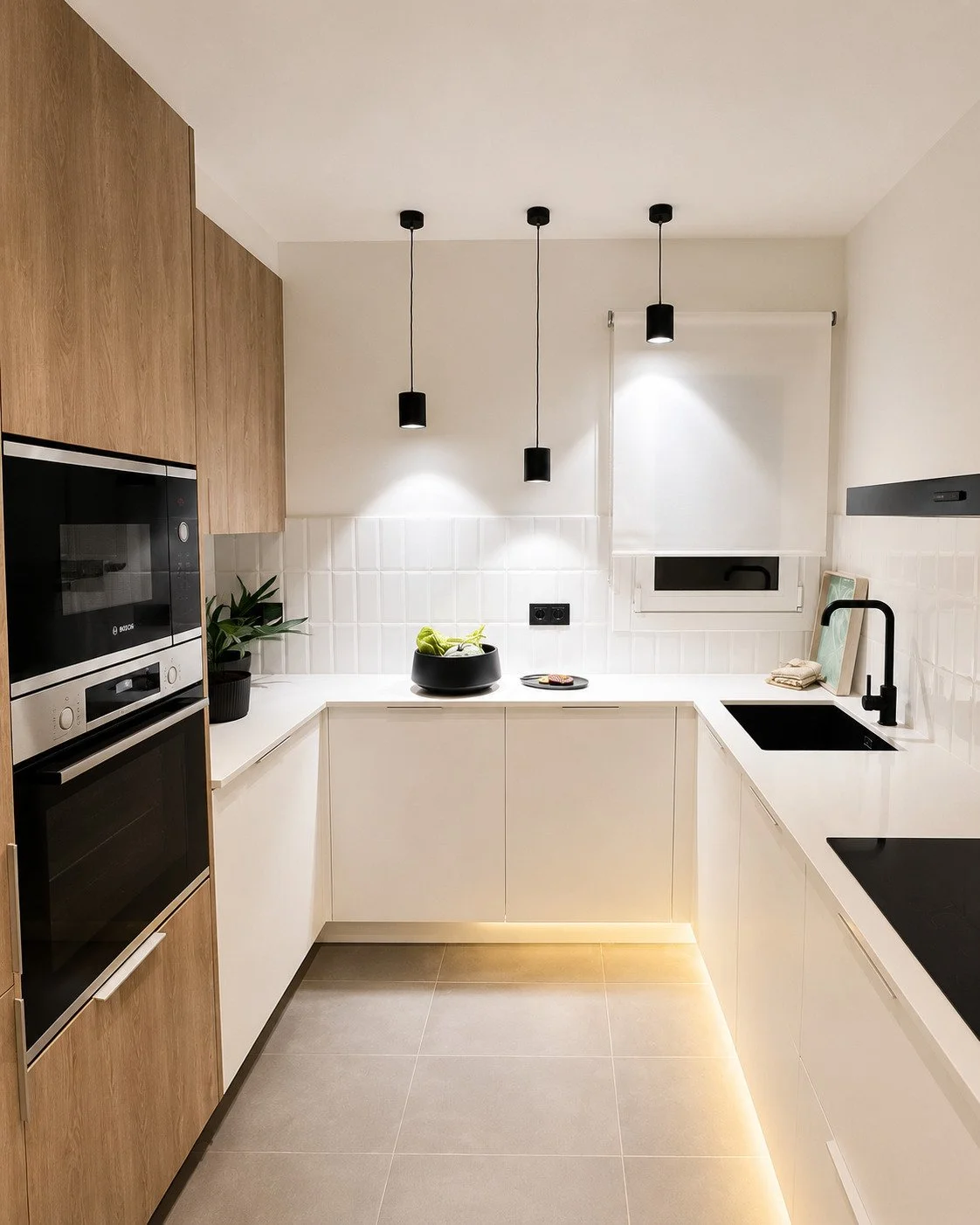 Reforma de cocina moderna con mobiliario a medida, iluminación integrada y acabados contemporáneos realizada por Reformas Barna Decor.