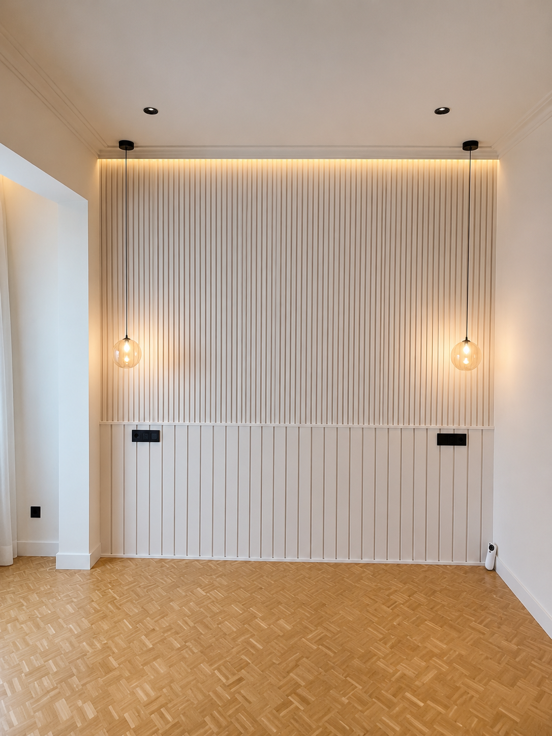 Reforma de dormitorio con panel decorativo de listones, iluminación LED integrada y acabados personalizados realizada por Reformas Barna Decor.