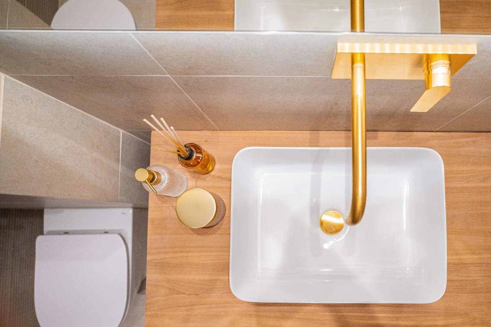 Reforma integral de baño en Barcelona con instalación de revestimientos porcelánicos, mobiliario suspendido y grifería moderna realizada por Reformas Barna Decor.