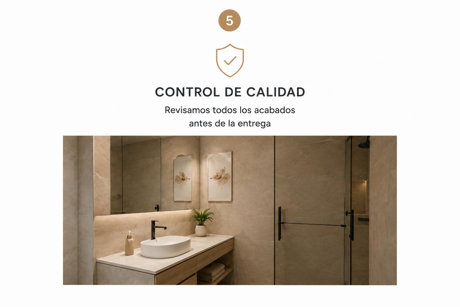 Inspección final de un baño reformado para comprobar la calidad de los acabados antes de la entrega del proyecto.