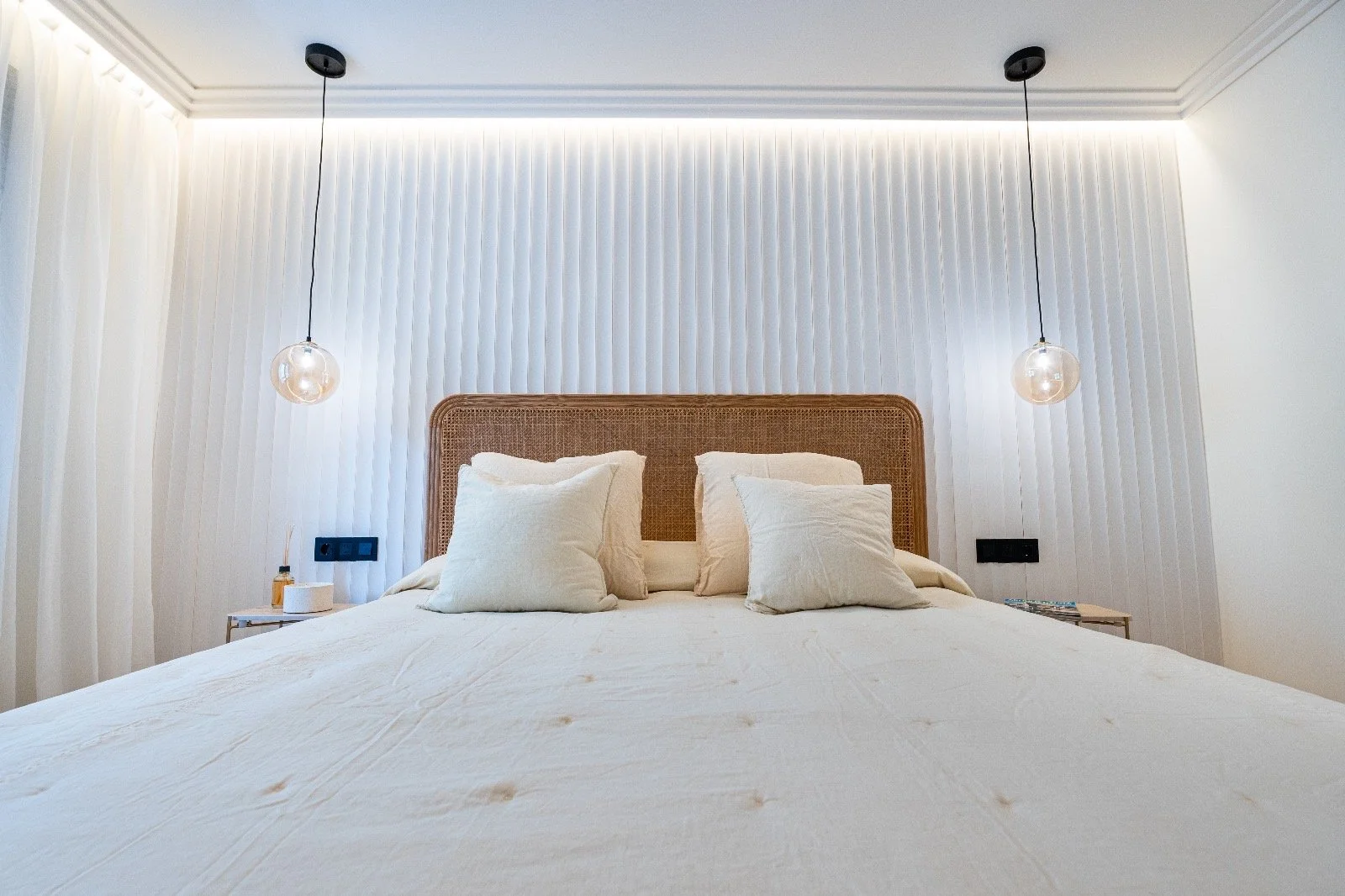 Reforma integral de dormitorio en Barcelona con iluminación LED indirecta, revestimientos decorativos y acabados modernos realizada por Reformas Barna Decor.
