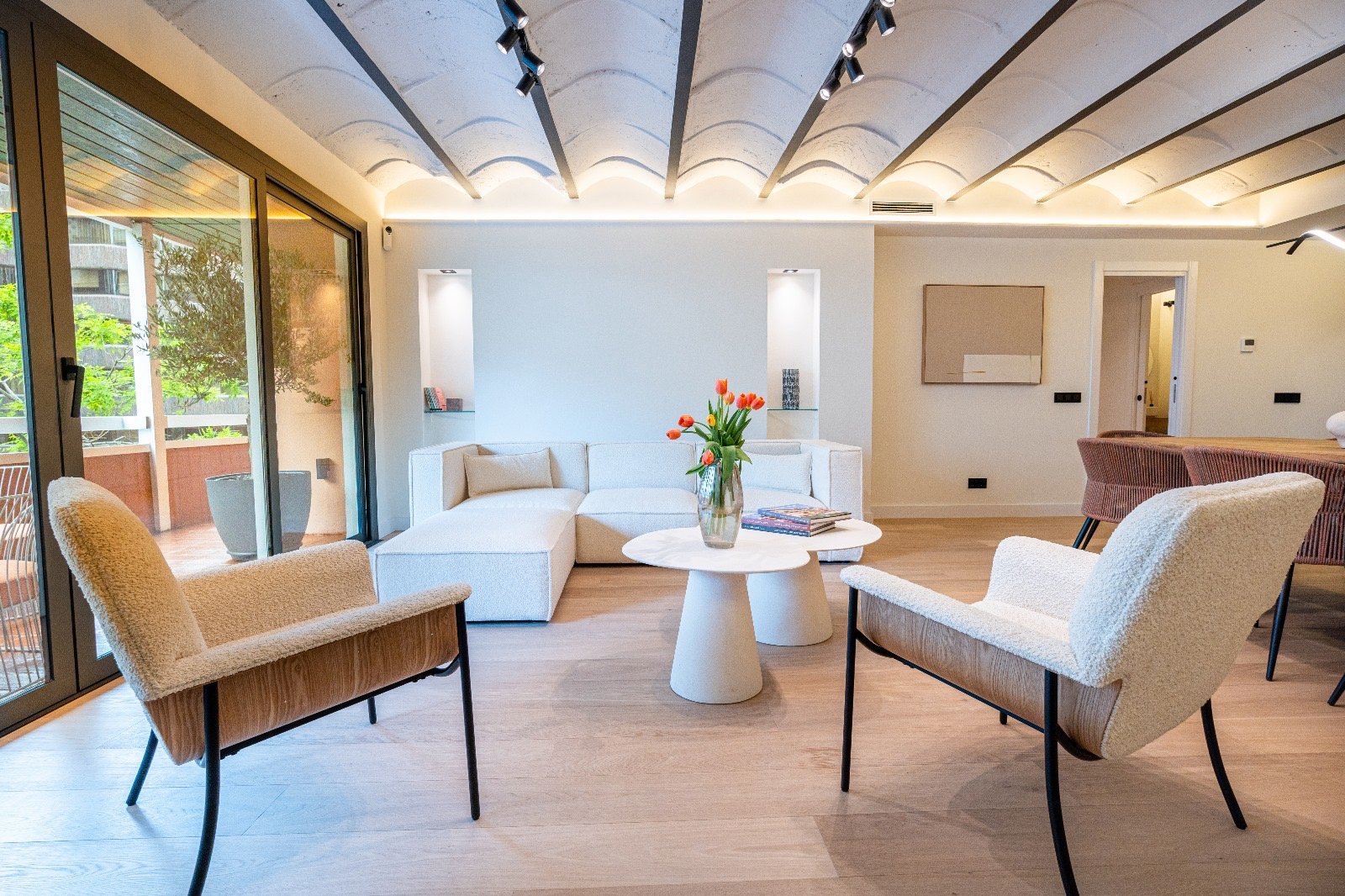 Reforma completa de vivienda en Barcelona con renovación del salón, comedor, iluminación y distribución de espacios realizada por Reformas Barna Decor.