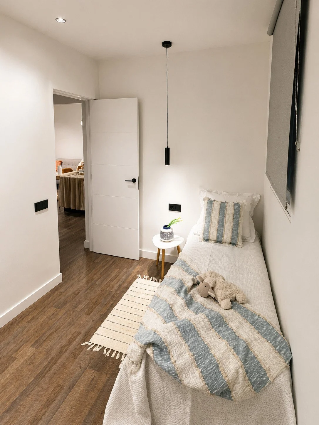 Reforma completa de dormitorio con nuevos revestimientos, iluminación y distribución para crear un espacio moderno y confortable.