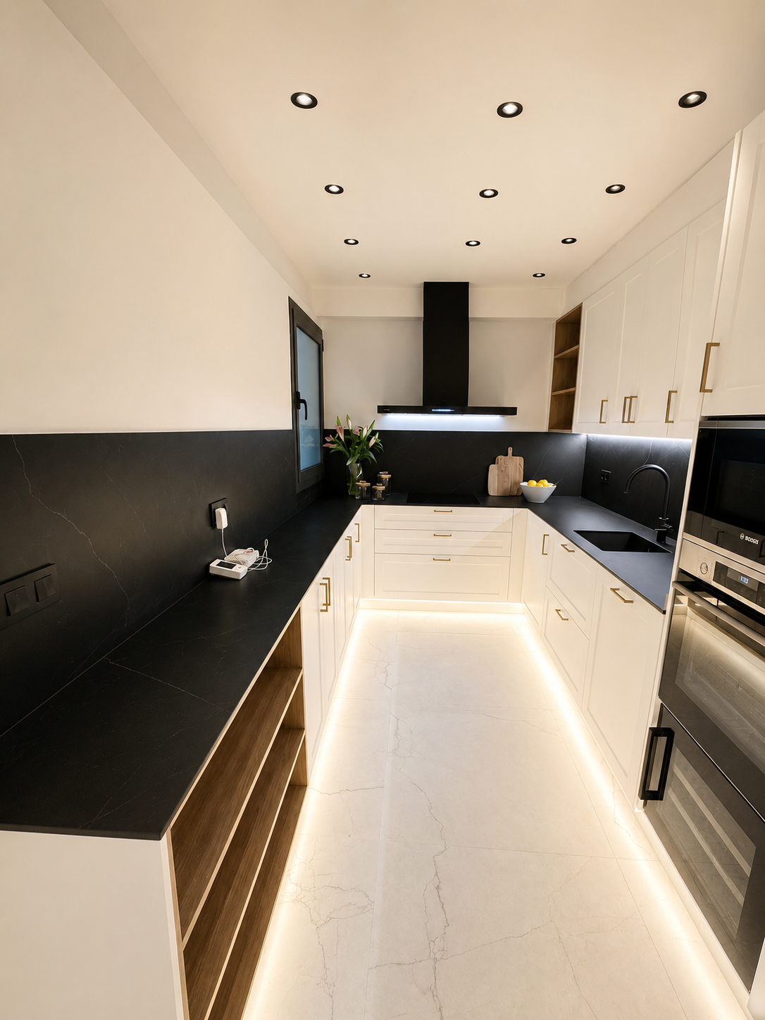 Reforma integral de cocina con mobiliario a medida, encimera moderna, iluminación LED y acabados de alta calidad en Barcelona.