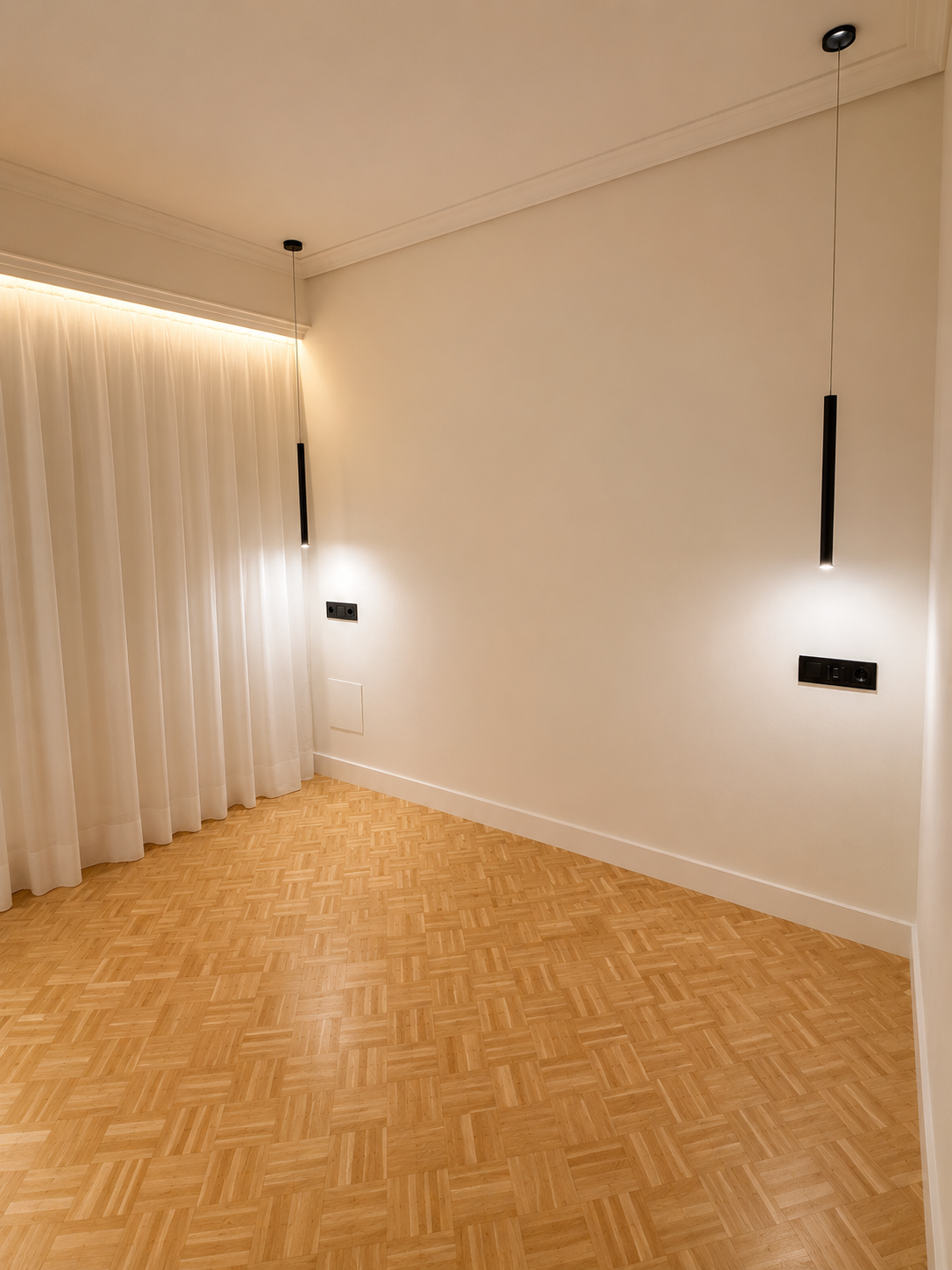 Dormitorio reformado con iluminación ambiental, pintura y acabados modernos dentro de un proyecto de reforma integral en Barcelona.