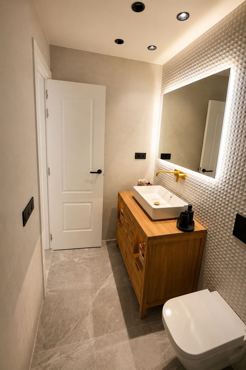 Proyecto de reforma de baño moderno con sanitarios suspendidos, mobiliario de madera y acabados contemporáneos realizado en Barcelona