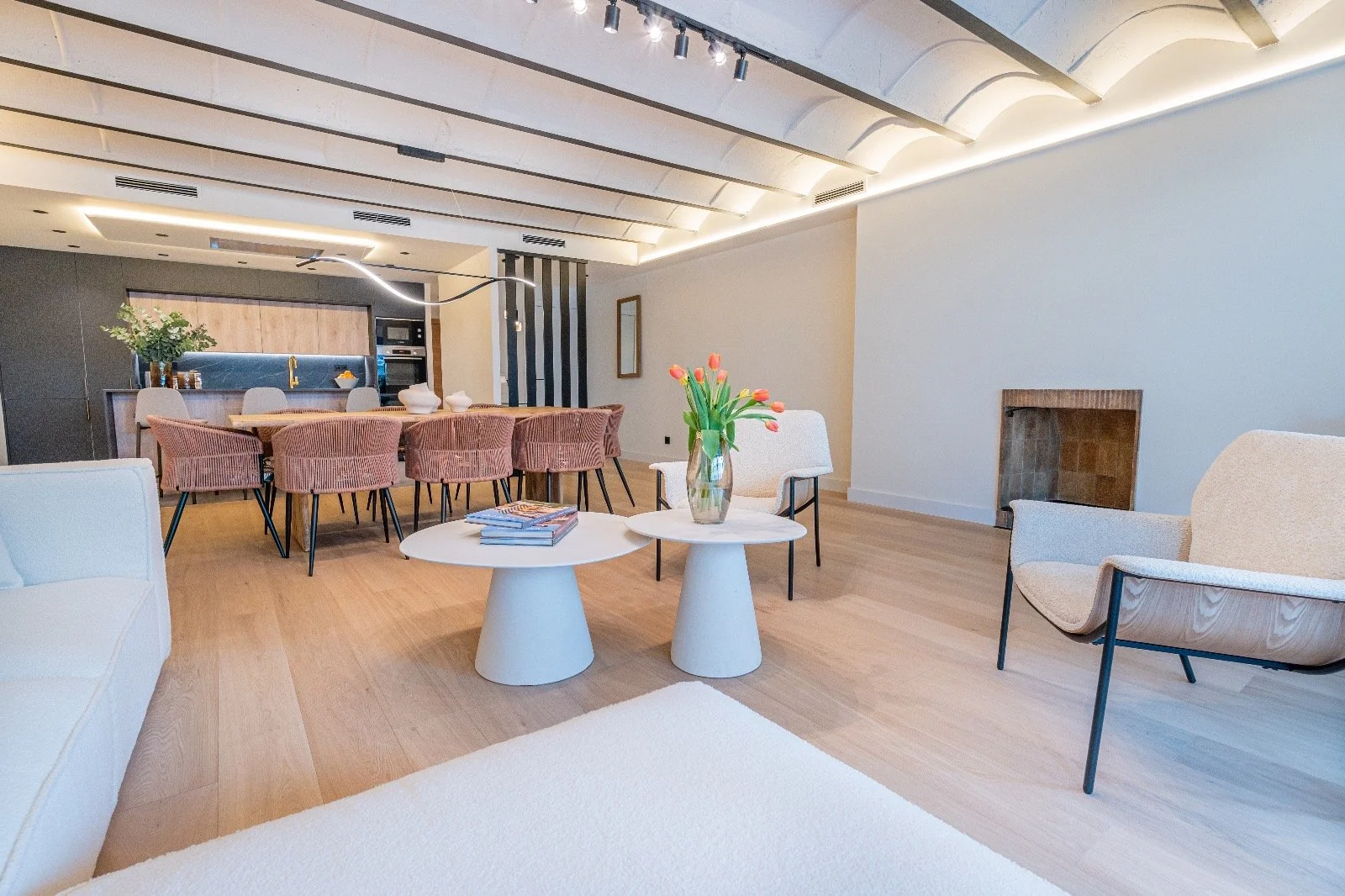 Reforma integral de cocina y salón en Barcelona con nuevos revestimientos, mobiliario, iluminación y acabados personalizados realizada por Reformas Barna Decor.