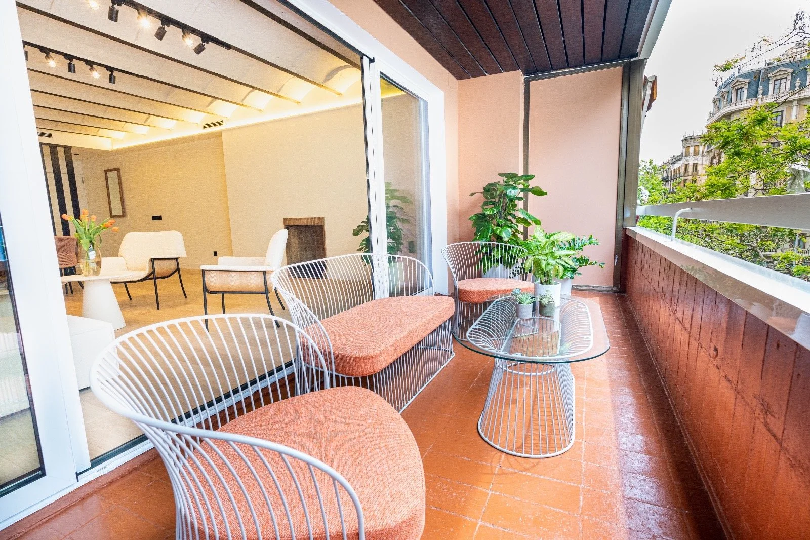 Reforma integral de terraza en Barcelona con renovación de pavimentos, revestimientos, pintura y acabados exteriores realizada por Reformas Barna Decor.