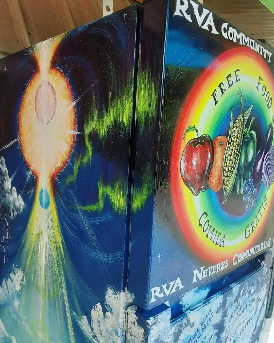 A picture of a painted fridge that says "free food" and "comida gratis"