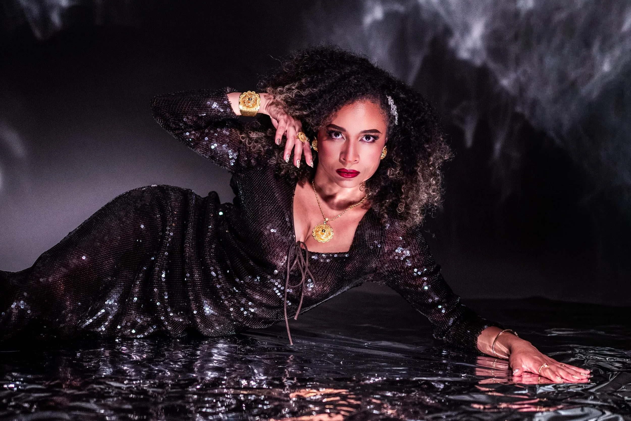 Experimentations with Mylar in the studio with Maricela. It is crazy how many different ways you can use a 30$ roll of this inexpensive material to transform your photography. I used almost exclusively hard light sources like fresnels and optical sno