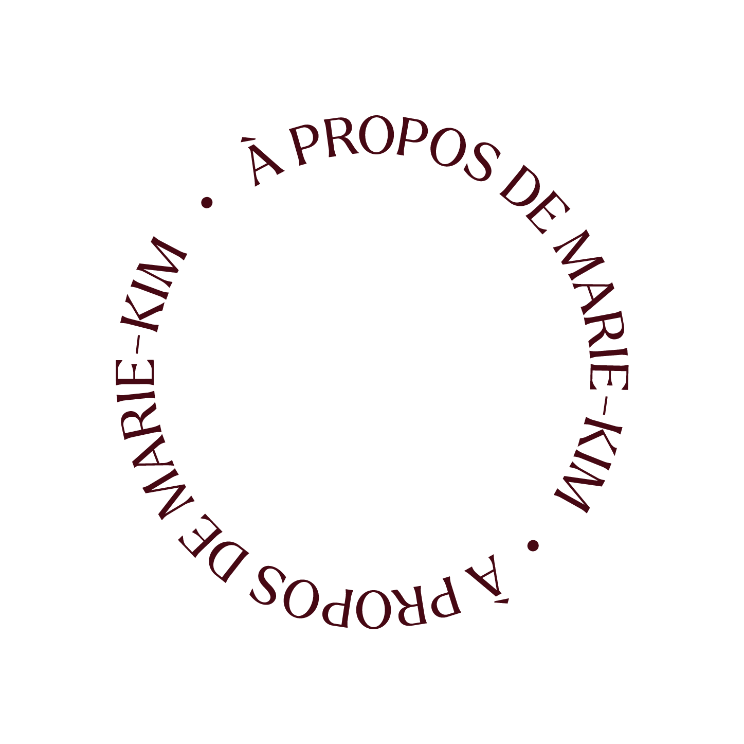 Un cercle avec le texte 'À propos de ma marque - Développement' écrit en boucle autour, en lettres marron foncé sur fond noir.