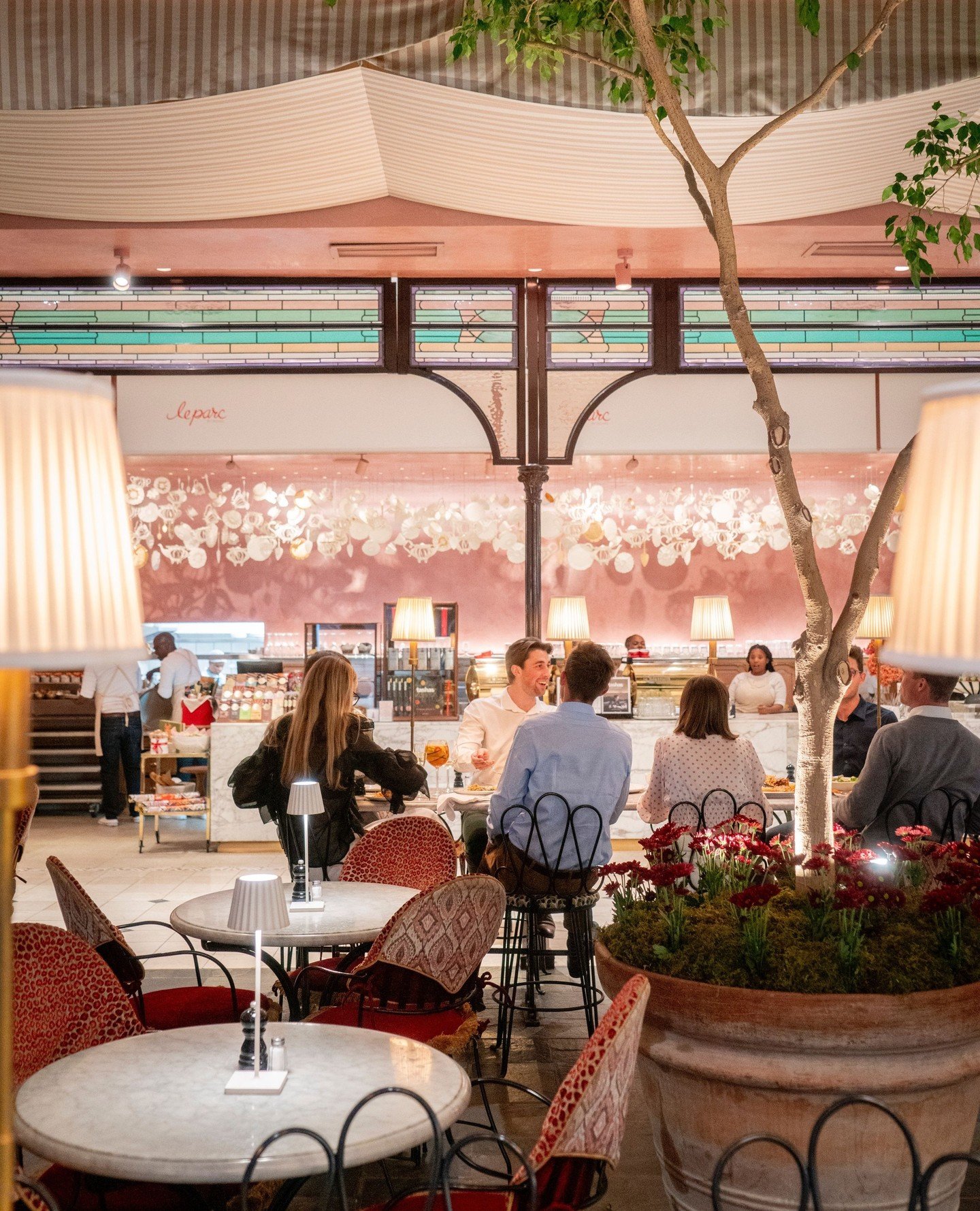 Come dine with us. Dinner until 8pm Mondays &amp; Tuesdays, Wednesday to Saturday until 9pm, and Sundays until 6pm. ⁠
⁠
#dinnerdate #pariscafe #leparc