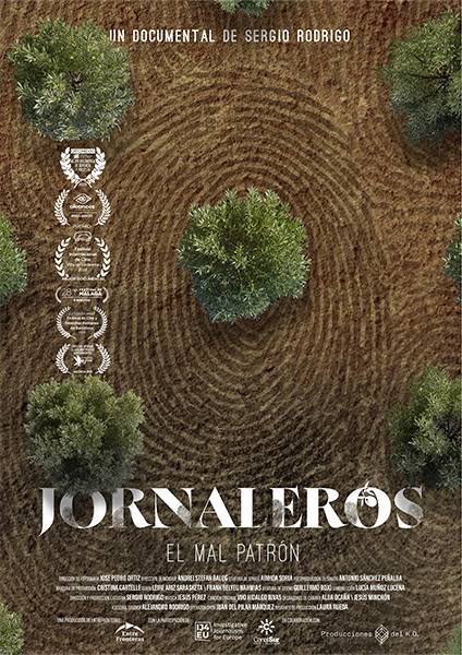Montaje aéreo de árboles en un campo, con texto sobre un documental titulado 'Jornaleros: El Mal Patrón'