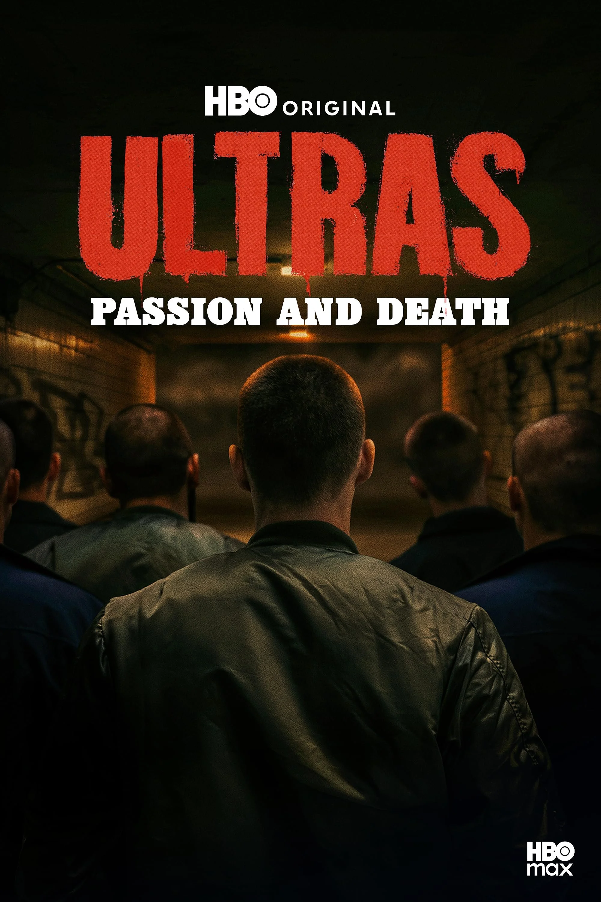 Póster de la serie 'Ultras' en HBO Max, mostrando a varios jóvenes de espaldas en un pasillo oscuro, con la luz en el fondo y las palabras 'ULTRAS' en letras grandes y rojas, además del texto en inglés 'PASSION AND DEATH' y los logotipos de HBO y HBO