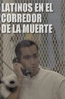 Un hombre hablando por teléfono con una expresión de sorpresa, en un entorno con rejas metálicas, y un perro pequeño en su regazo, con texto que dice 'Latinos en el corredor de la muerte'.