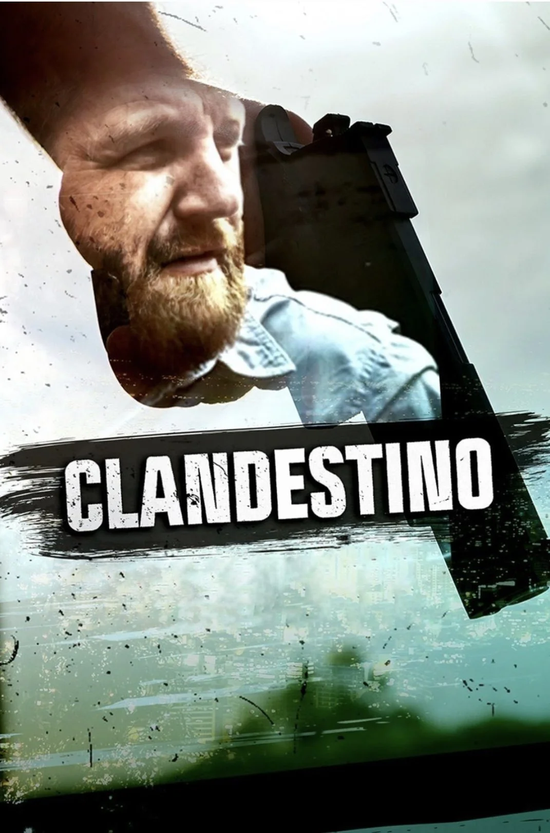 Una imagen que muestra a un hombre con barba y cabello rojo, sosteniendo una pistola en la cabeza, en un entorno de agua y ciudad, con el texto "Clandestino" en la parte inferior.