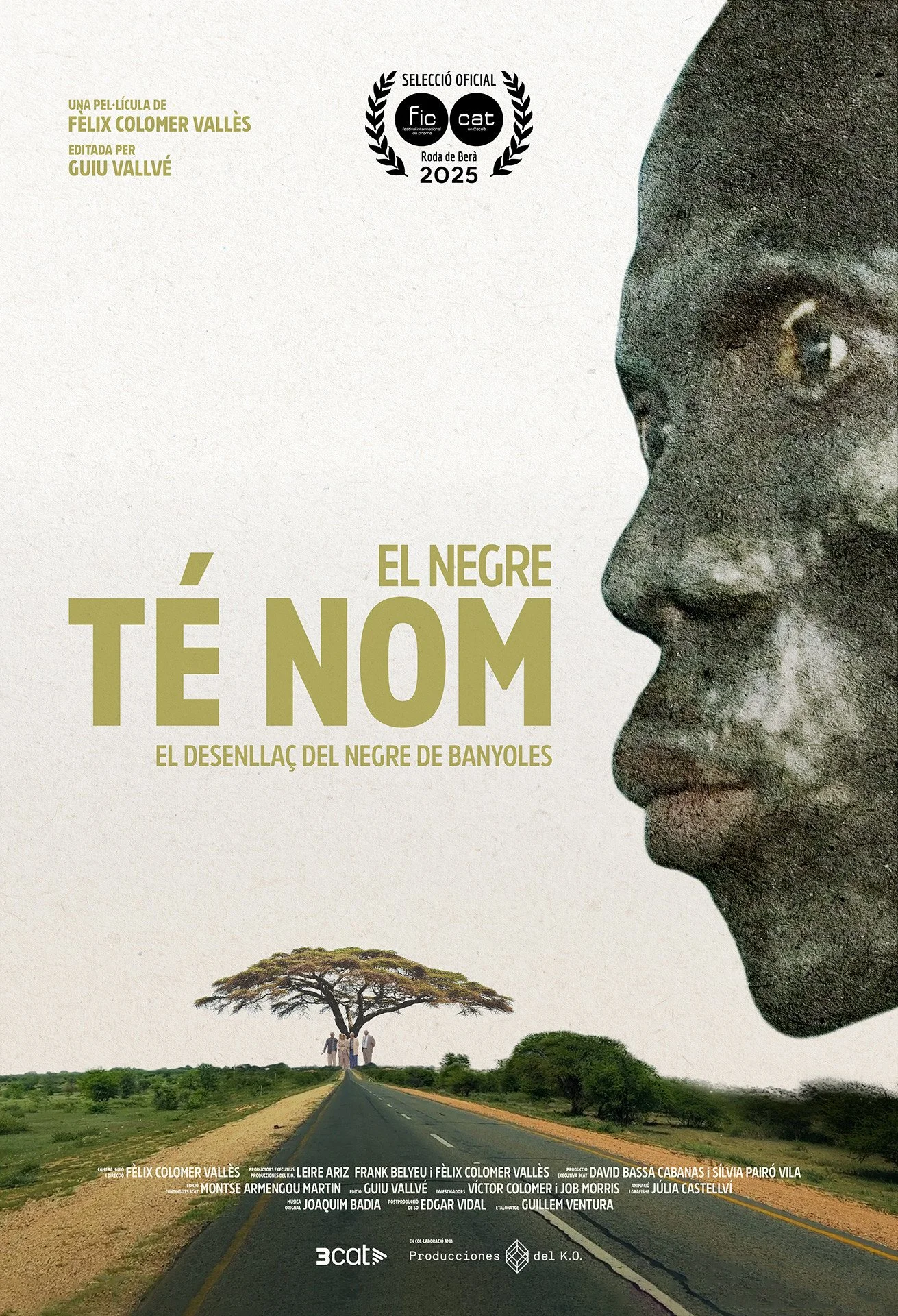 Cartel promocional de la película 'El negro Té Nóm', con una imagen de un rostro en perfil y un paisaje con árboles y personas caminando en una carretera larga bajo un árbol grande.