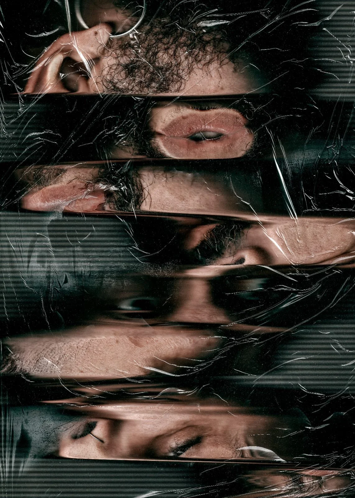 Pessoa tirando uma selfie com espelho quebrado, refletindo múltimas versões do rosto com expressão neutra e cabelos cacheados, criando um efeito visual distorcido.