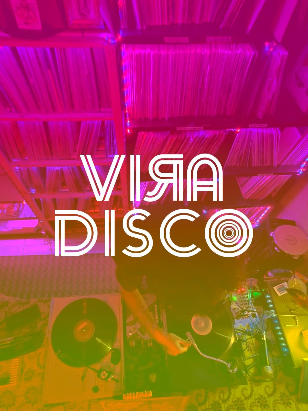 Um DJ tocando em uma cabine de som com vinis e equipamentos de áudio, com iluminação rosa e roxa e estantes cheias de discos de vinil ao fundo, com o texto 'ARIV DISCO' sobreposto na imagem.