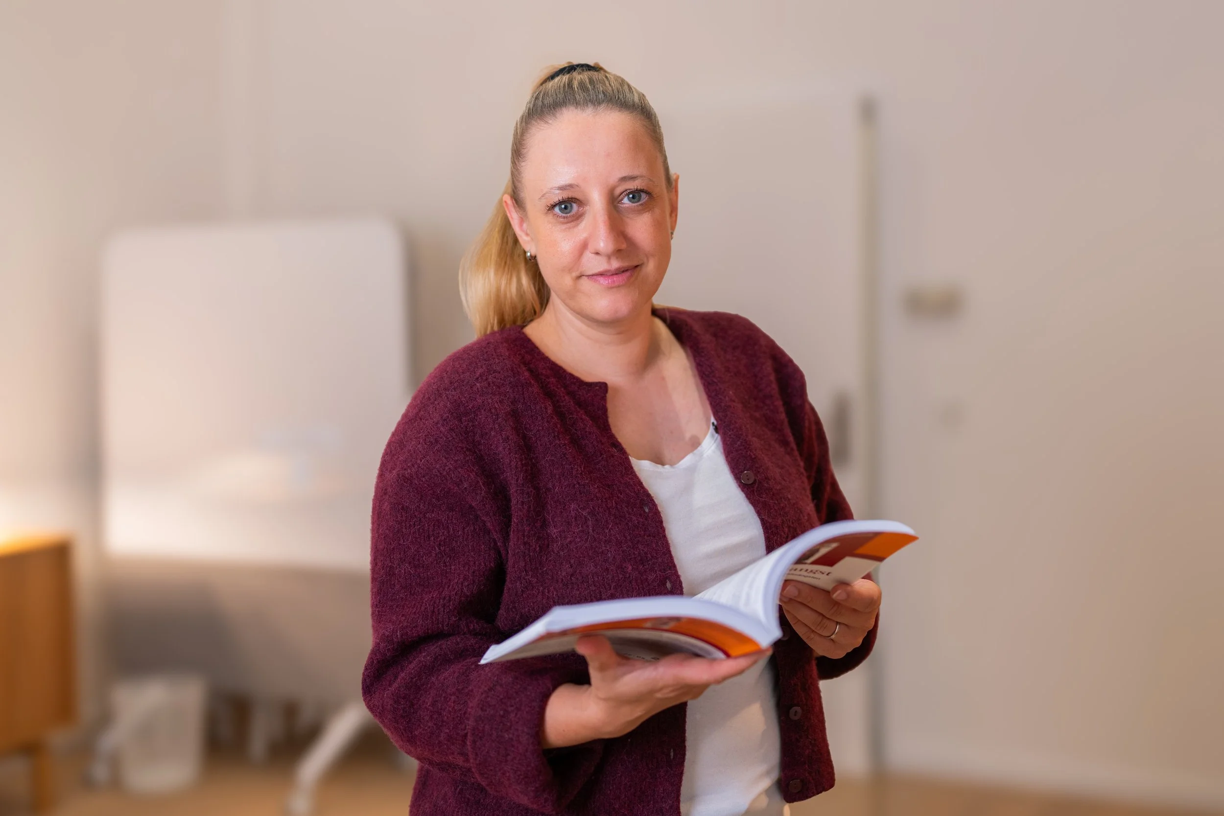 Psychologische Psychotherapeutin Dipl.-Psych. Sandra Hahn, in ihrer Praxis für Psychotherapie und Psychoonkologie in Berlin-Prenzlauer Berg (Foto: Tobias Härtel)
