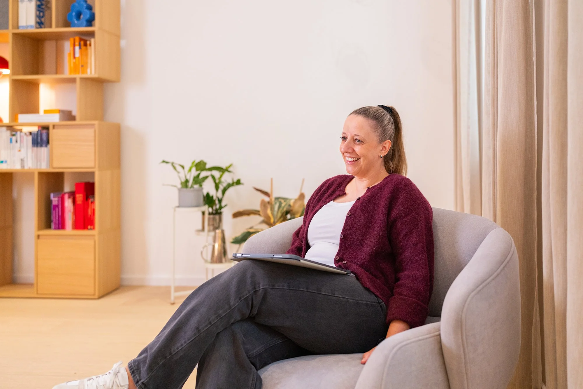Psychotherapeutin und Psychoonkologin Sandra Hahn im Gespräch in ihrer Praxis (Foto: Tobias Härtel)