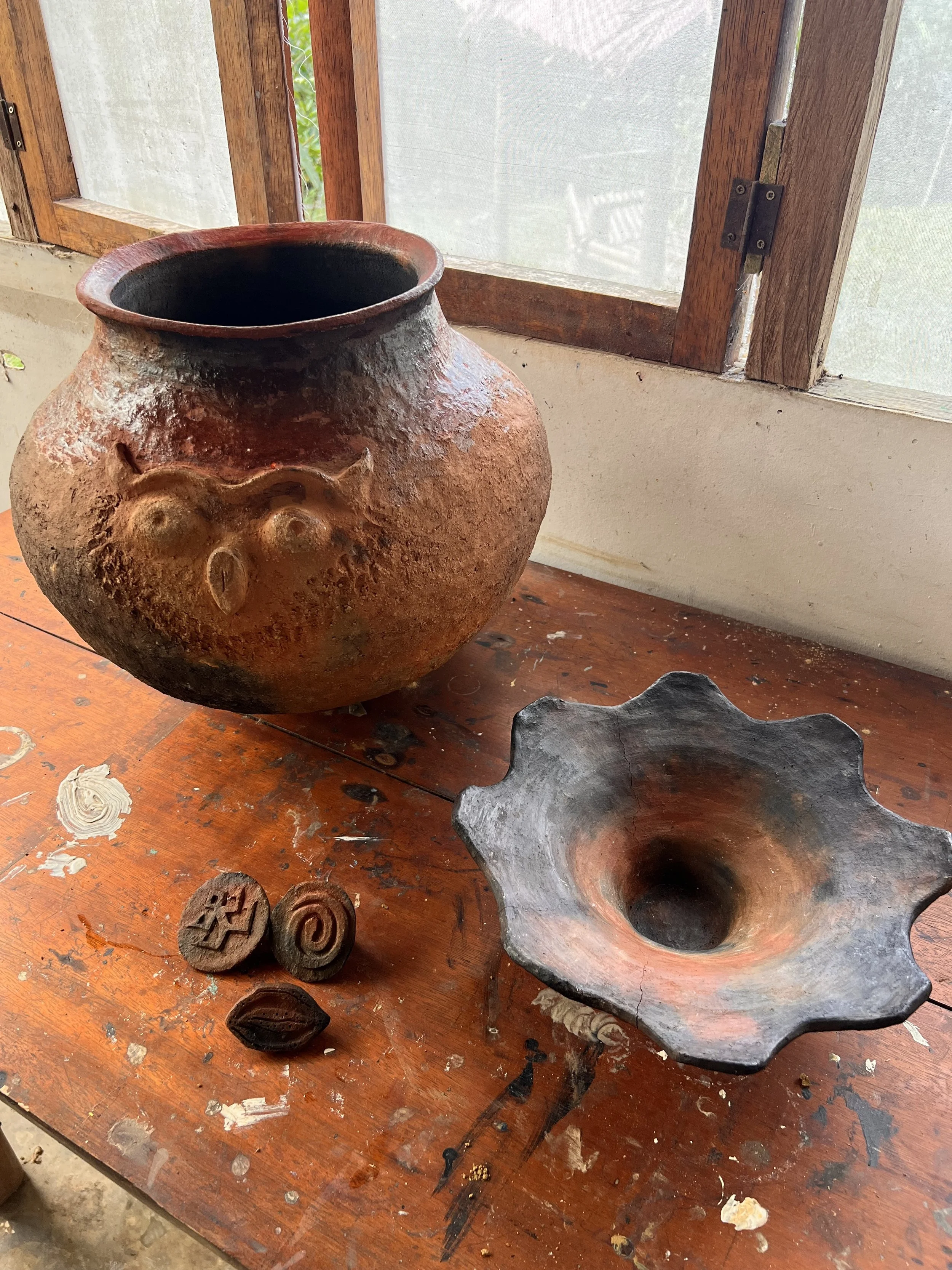 Final pieces include a tinaja pot with an owl face, a scalloped bowl, and clay stamps