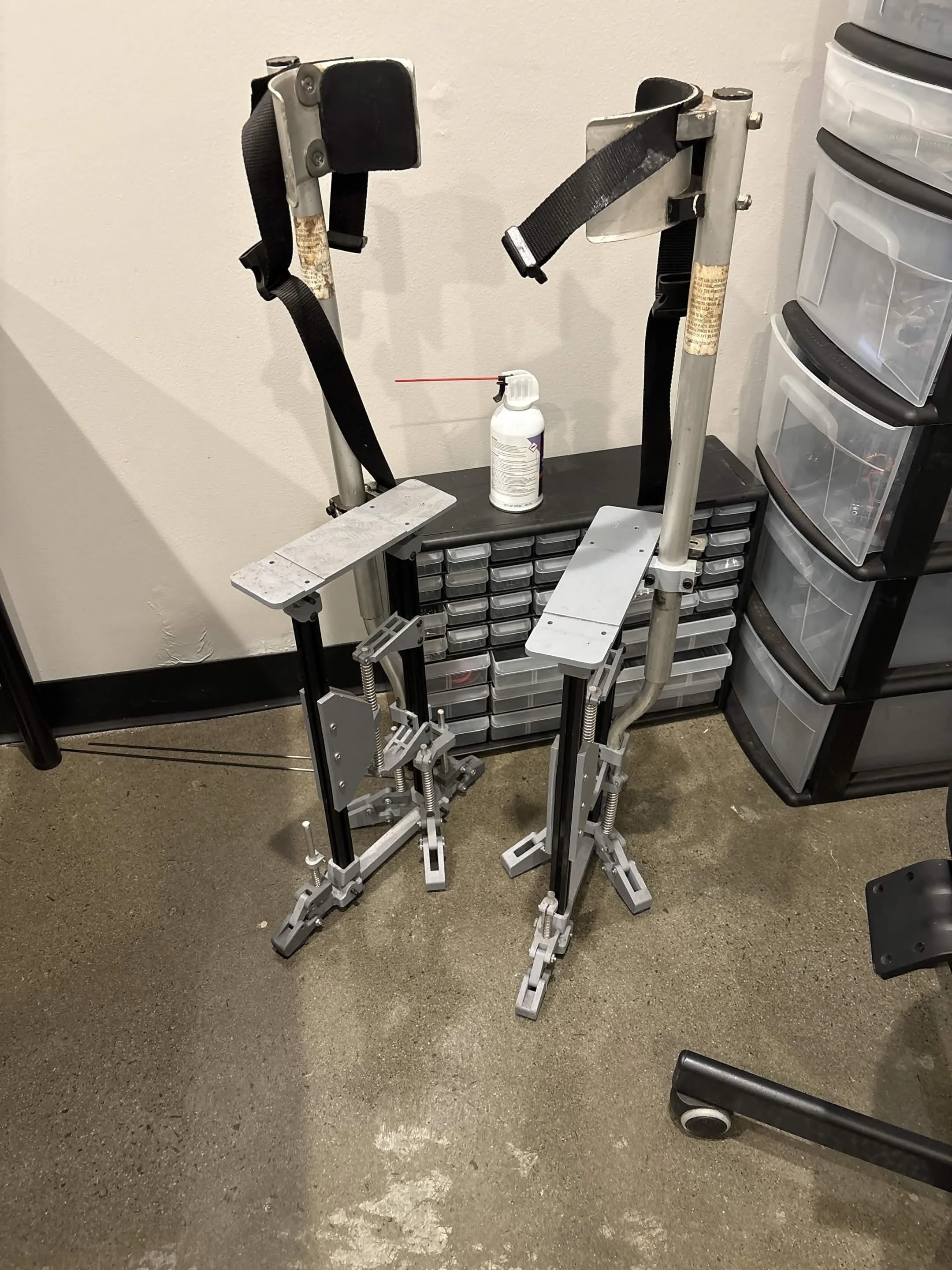 Full-Size Stilts: Designed for maximum affordability and accessibility, the primary structure utilizes aluminum extrusions and 3D-printed PLA. Capable of supporting up to 250 pounds, this design offers a significantly easier learning curve for beginn