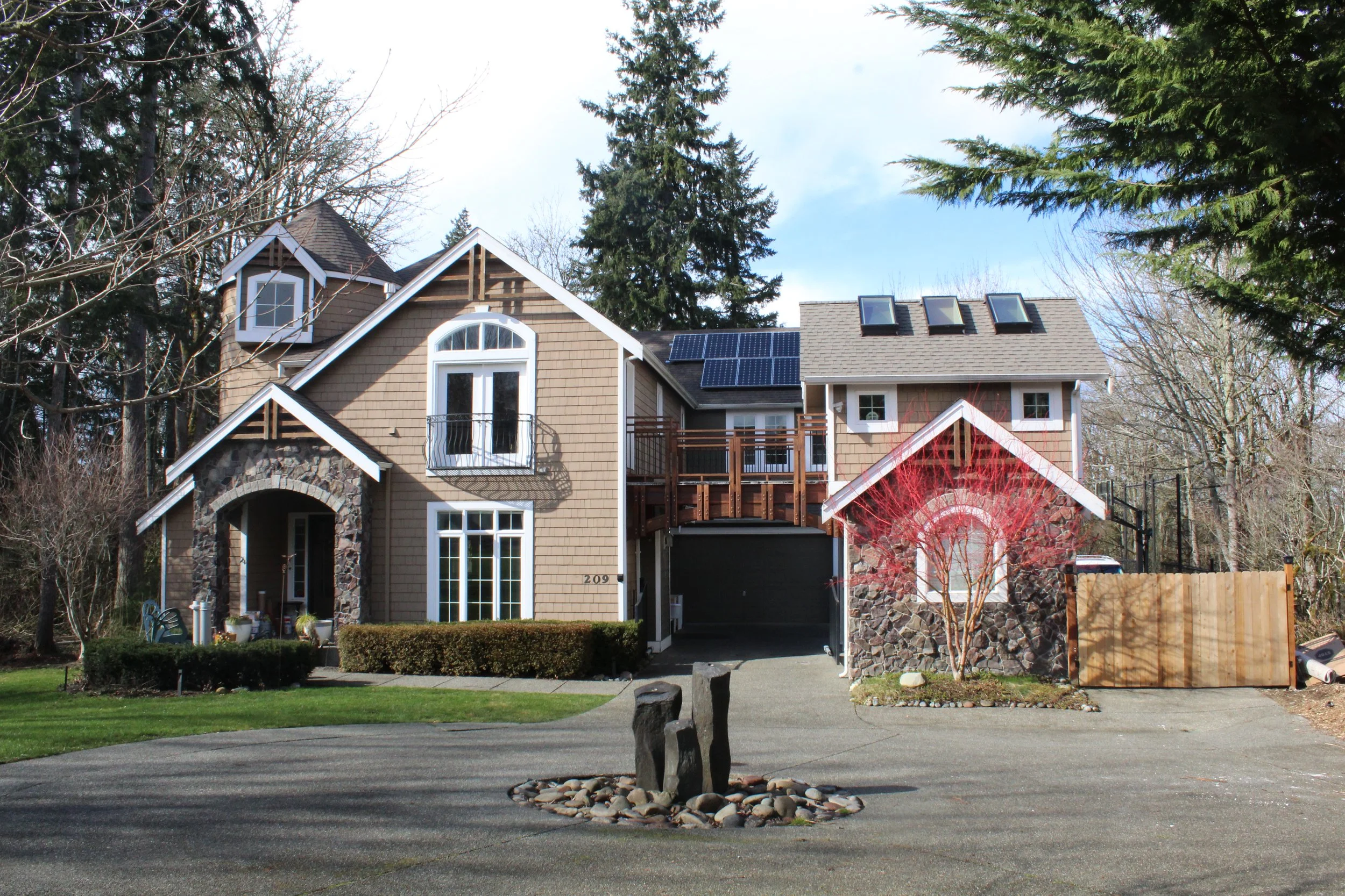 House pressure washing by F&M Construction & Remodeling in Sammamish, WA, serving Bellevue, Seattle, and the Eastside.