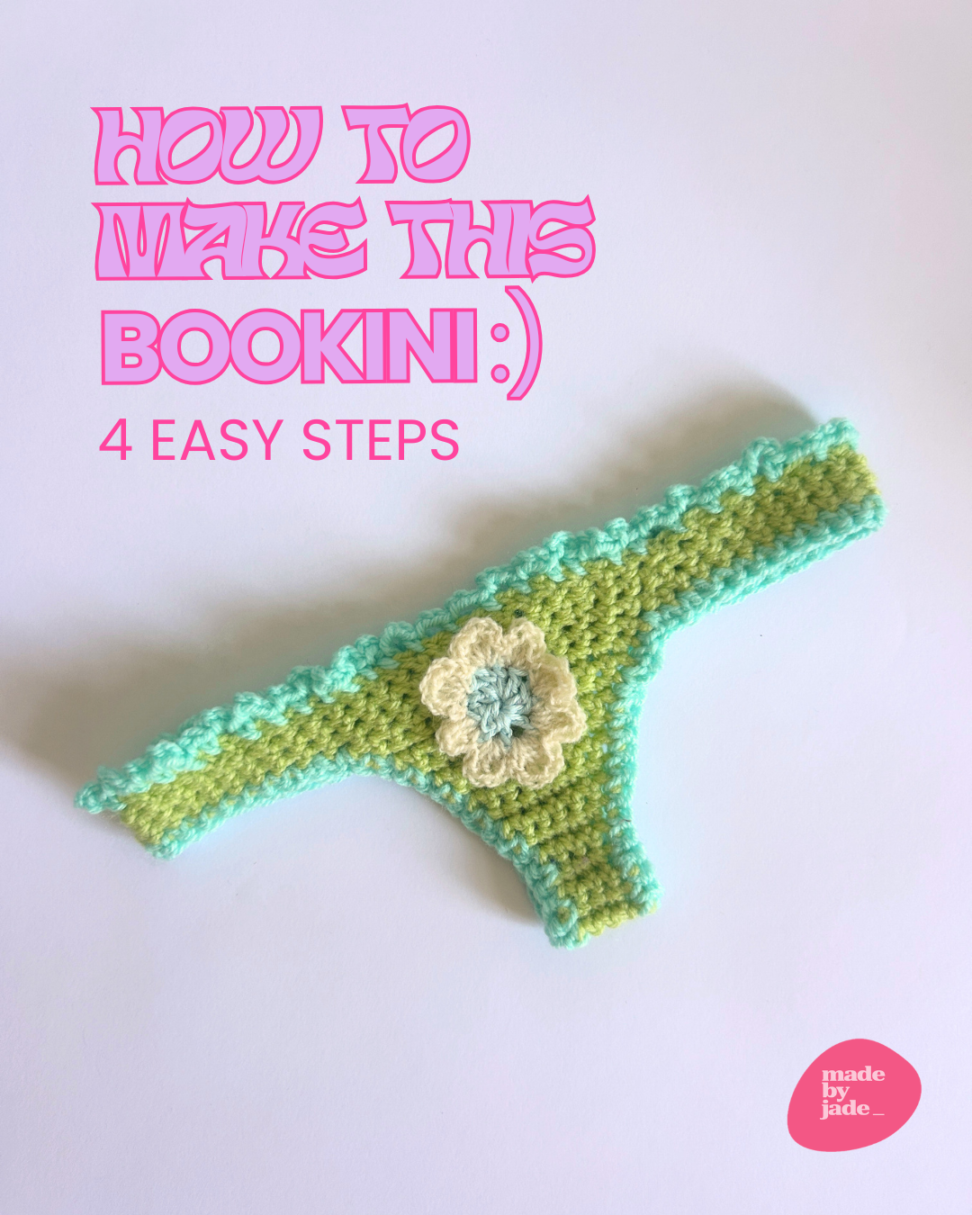 Ein gehäkeltes Damenunterwäsche-Objekt, vermutlich ein Höschen mit einer Blumenapplikation, in Grün- und Cremetönen, auf weißem Hintergrund, mit pinkem Text "How to make this bookin :) 4 easy steps" und einem pinken Logo "made by jade".