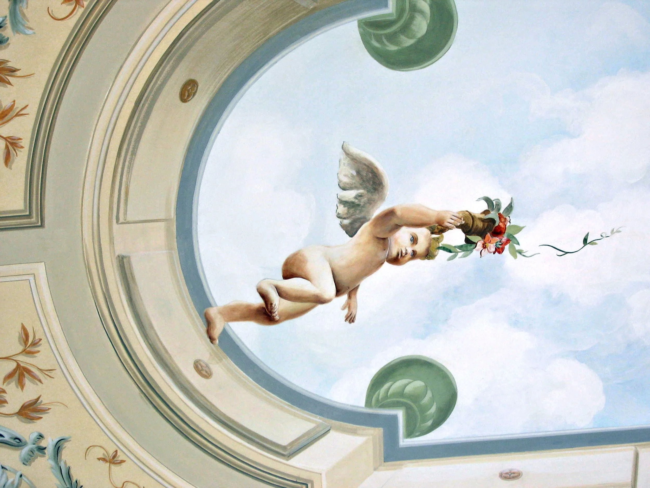 Dettaglio di un putto alato dipinto sul soffitto, con un ramo fiorito sullo sfondo di cielo e nuvole.