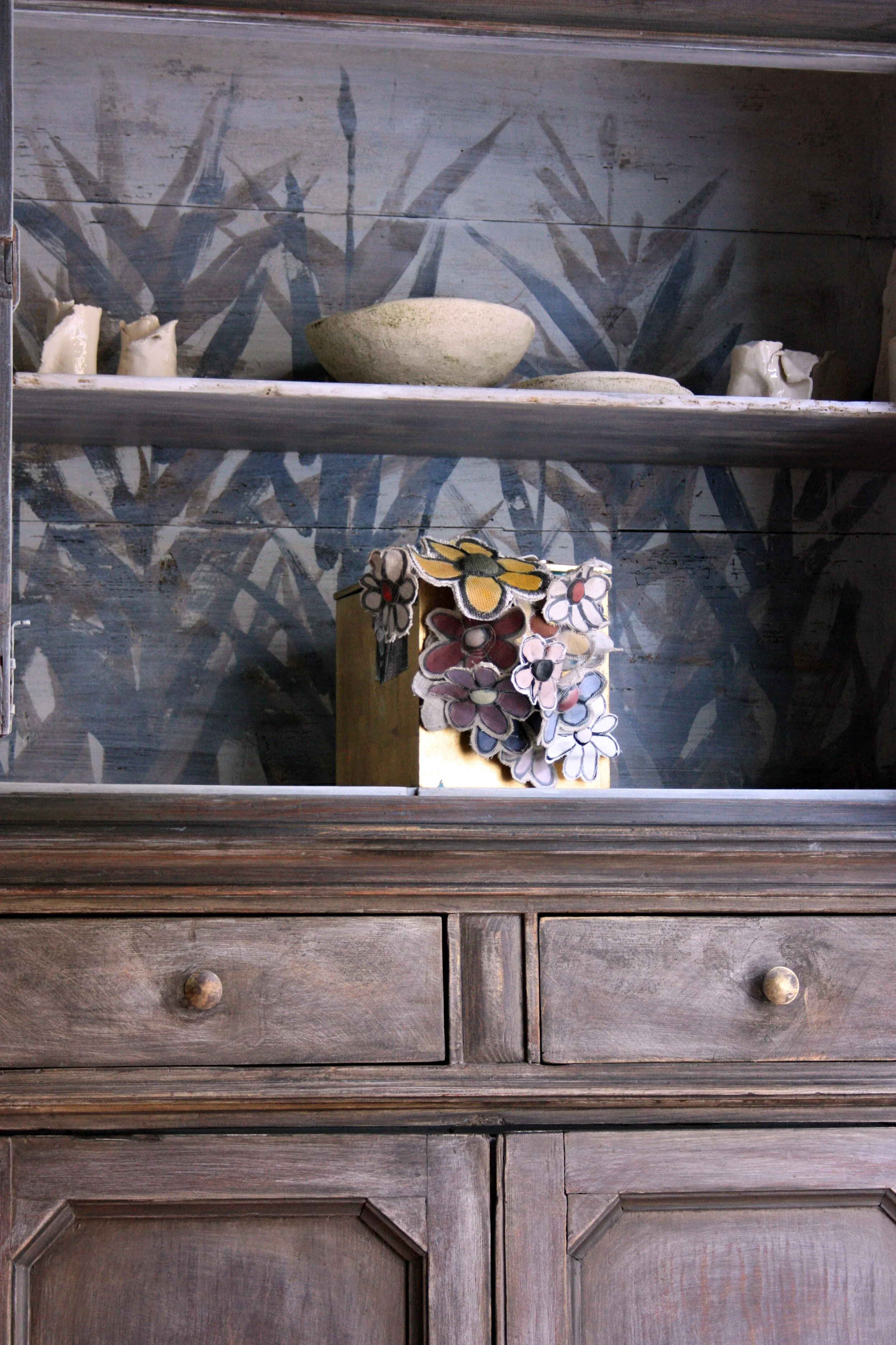 Credenza vintage dipinta a velature sovrapposte, con interni decorati a mano con un motivo foliage di bambù.