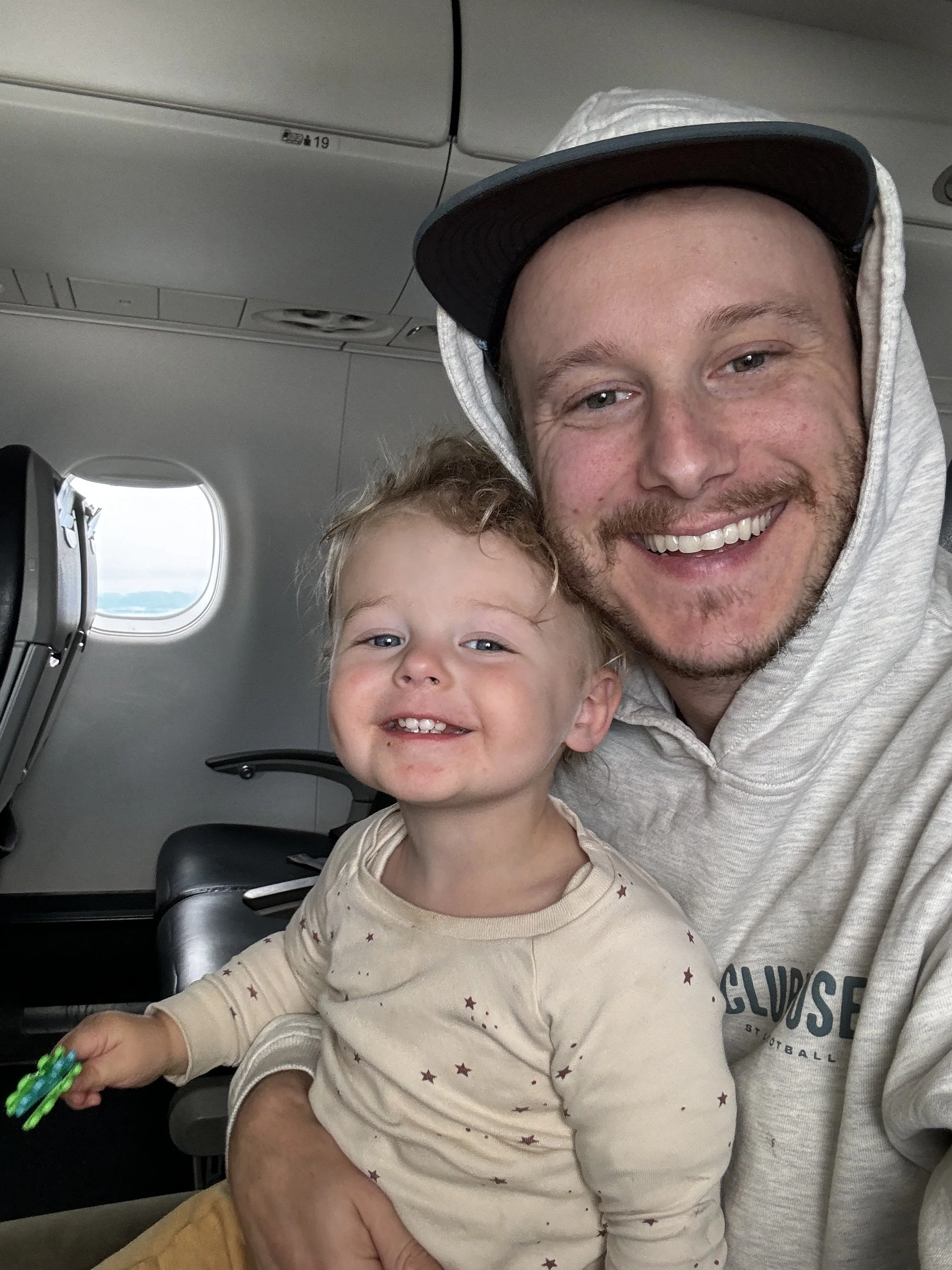 12 Airplane Games for Toddlers That Fit on a Tray Table (No Screens, No 50-Piece Sets)