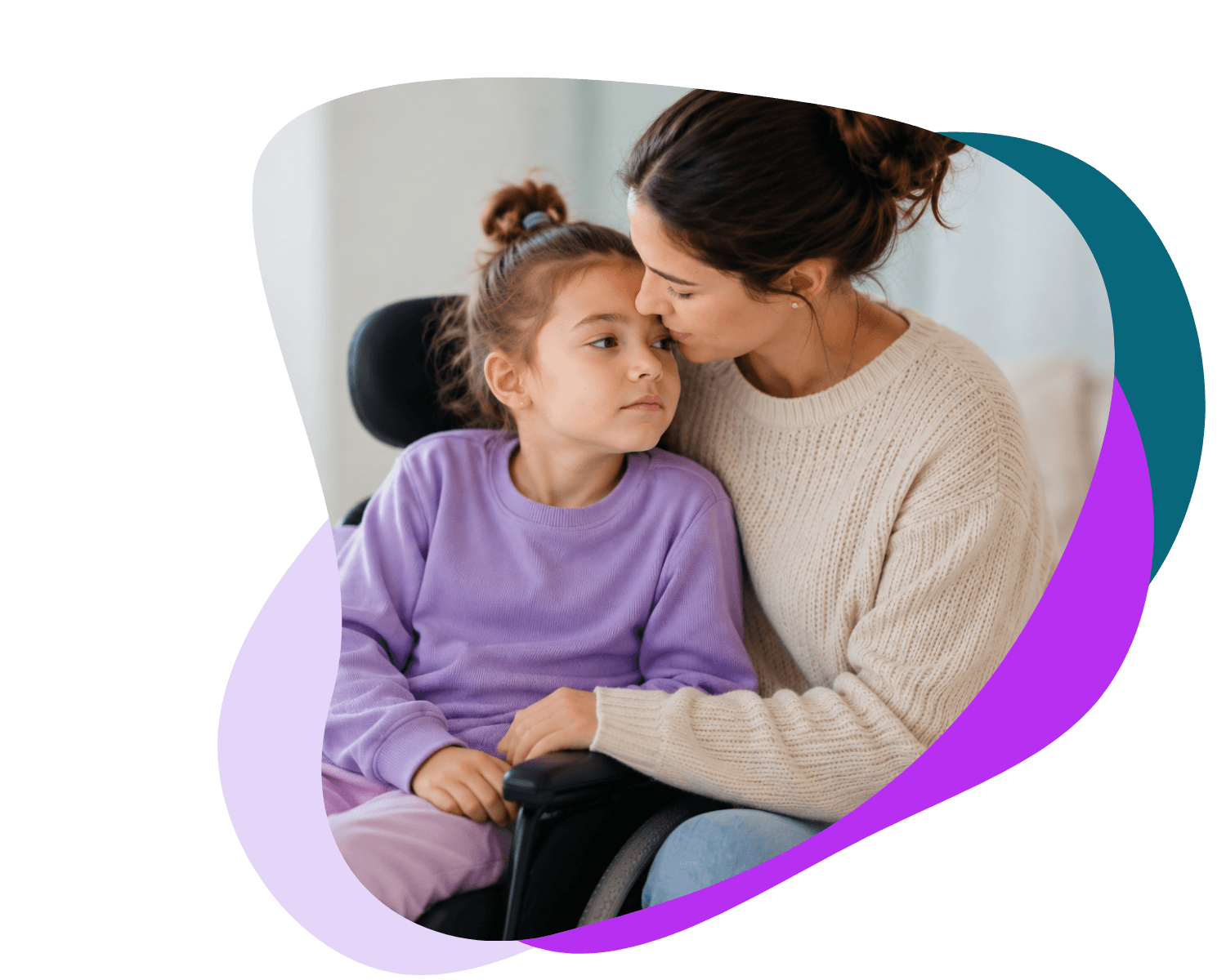 Une femme et une fille assises proches, la femme embrassant doucement la tête de la fille. La fille porte un sweatshirt violet et est dans un fauteuil roulant.